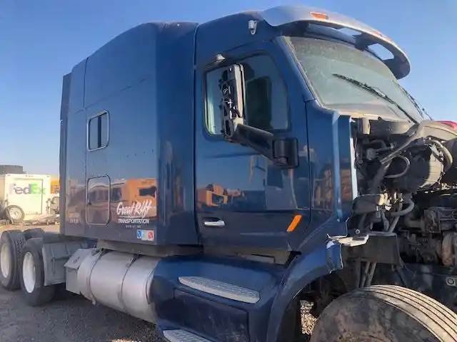 2014 Peterbilt 579 front
