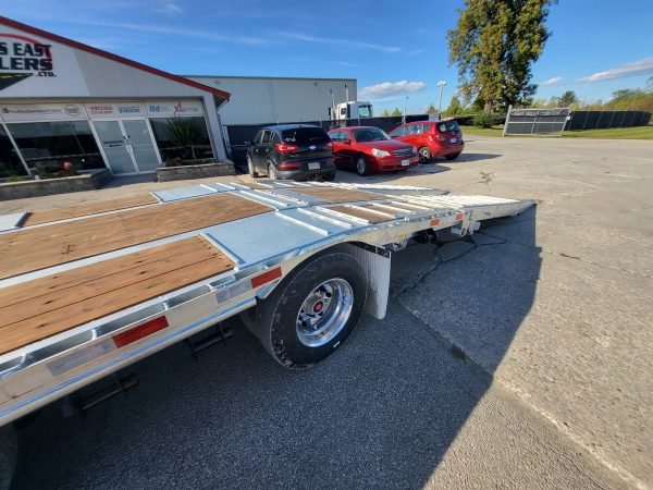 NEW – Equipment TrailerBi-Fold Ramps – Gincor (2)